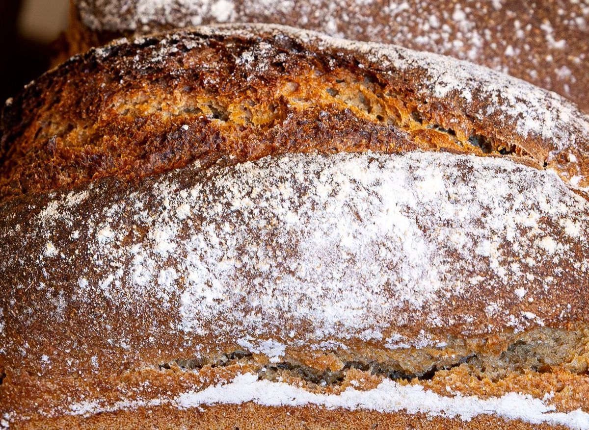 Artisanat — croûte de pain farinée en gros plan
