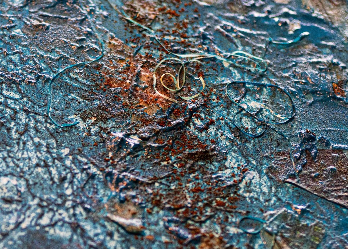 Artisanat — détail texturé d'une toile bleue et rouille