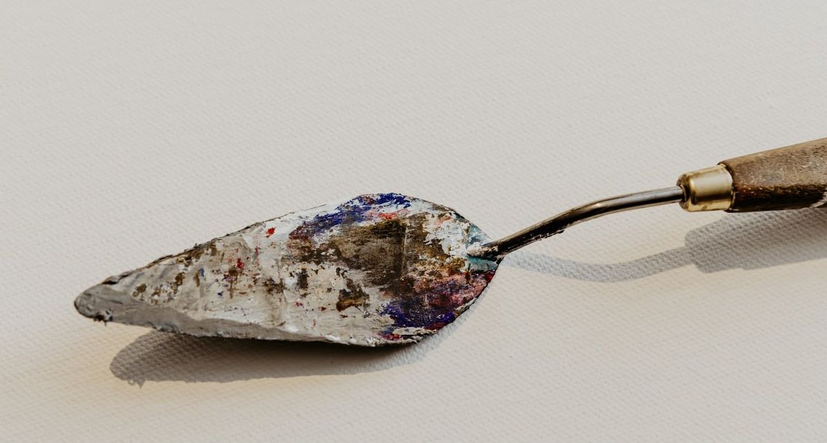 Artisanat — couteau de peintre chargé de couleurs