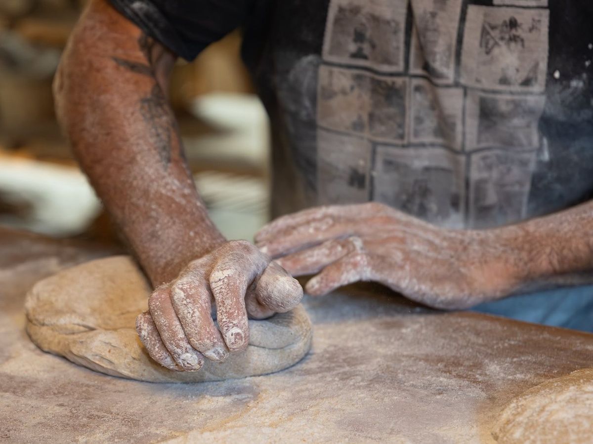 Artisanat — boulanger façonnant la pâte à pain