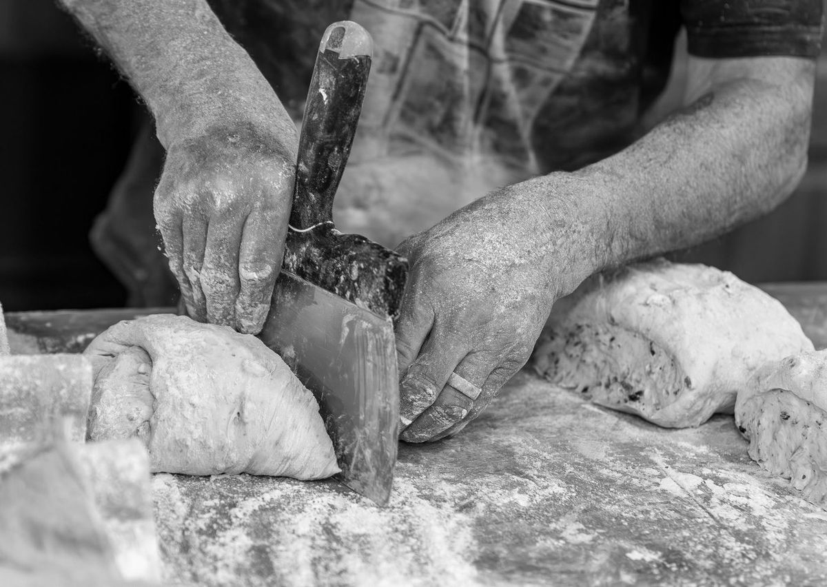 Artisanat — découpe de la pâte à la corne, noir et blanc