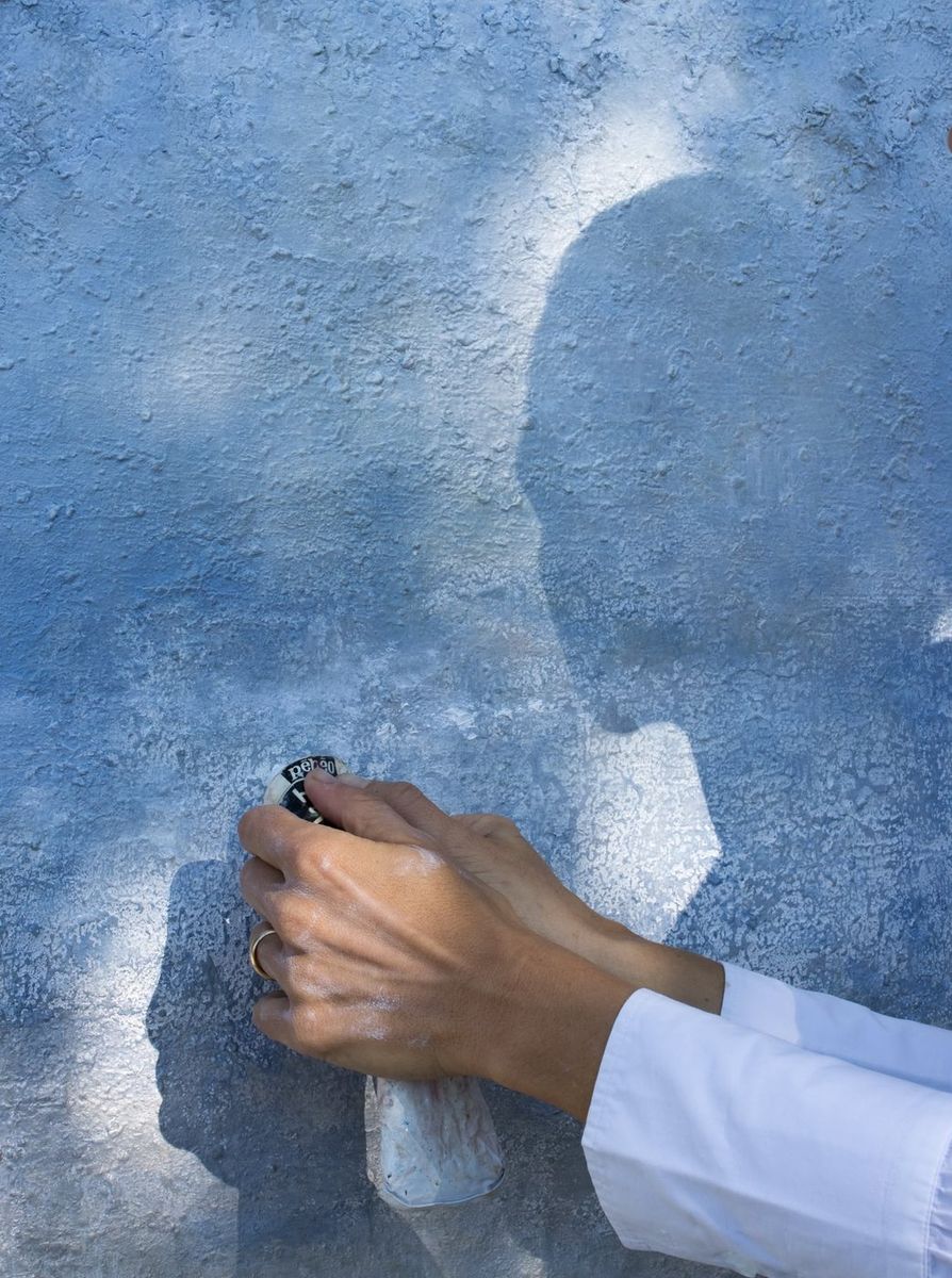 Artisanat — artiste peintre au vaporisateur sur un mur