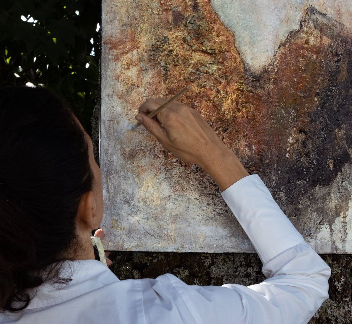 Artisanat — artiste travaillant les détails d'une toile texturée