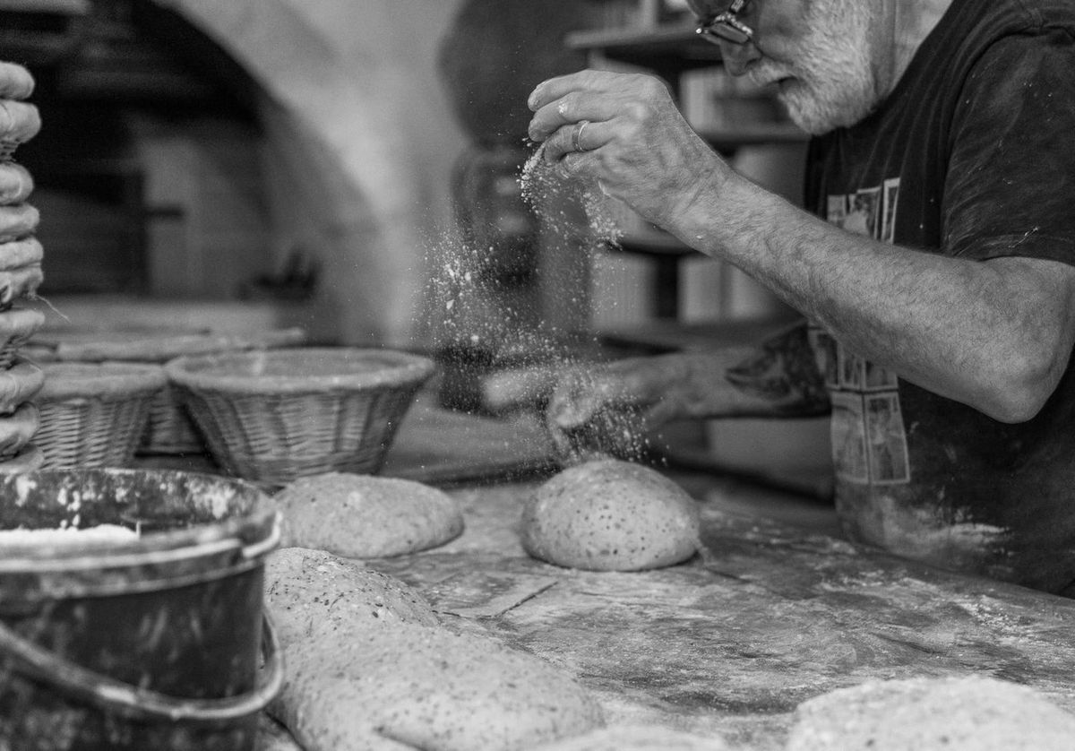 Artisanat — boulanger farinant les pâtons, noir et blanc