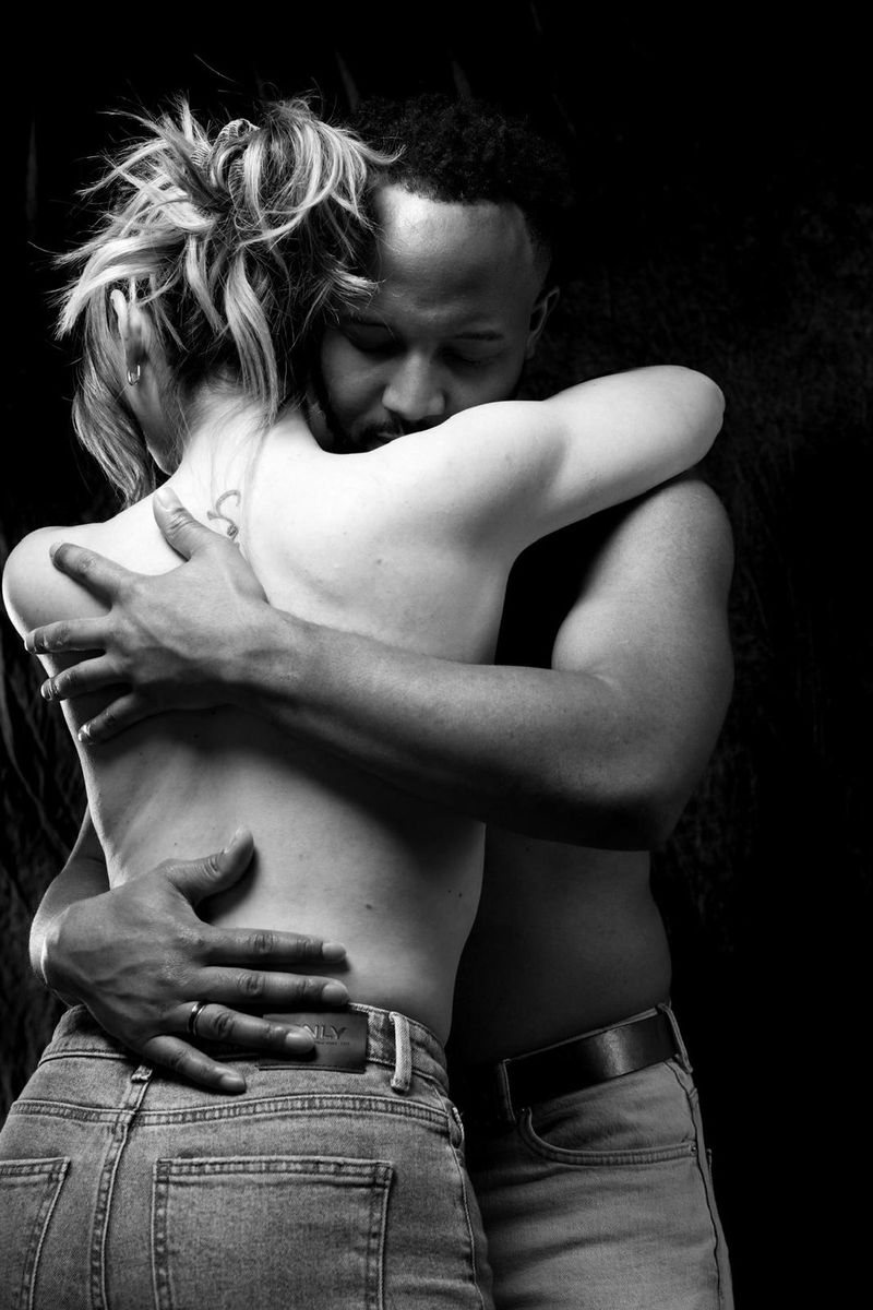 Couple enlacé, portrait en noir et blanc plein d'émotion