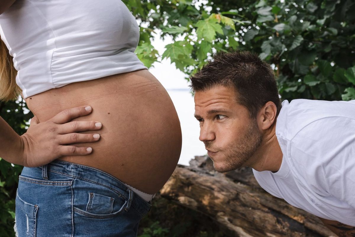 En attendant bébé — papa embrasse le ventre