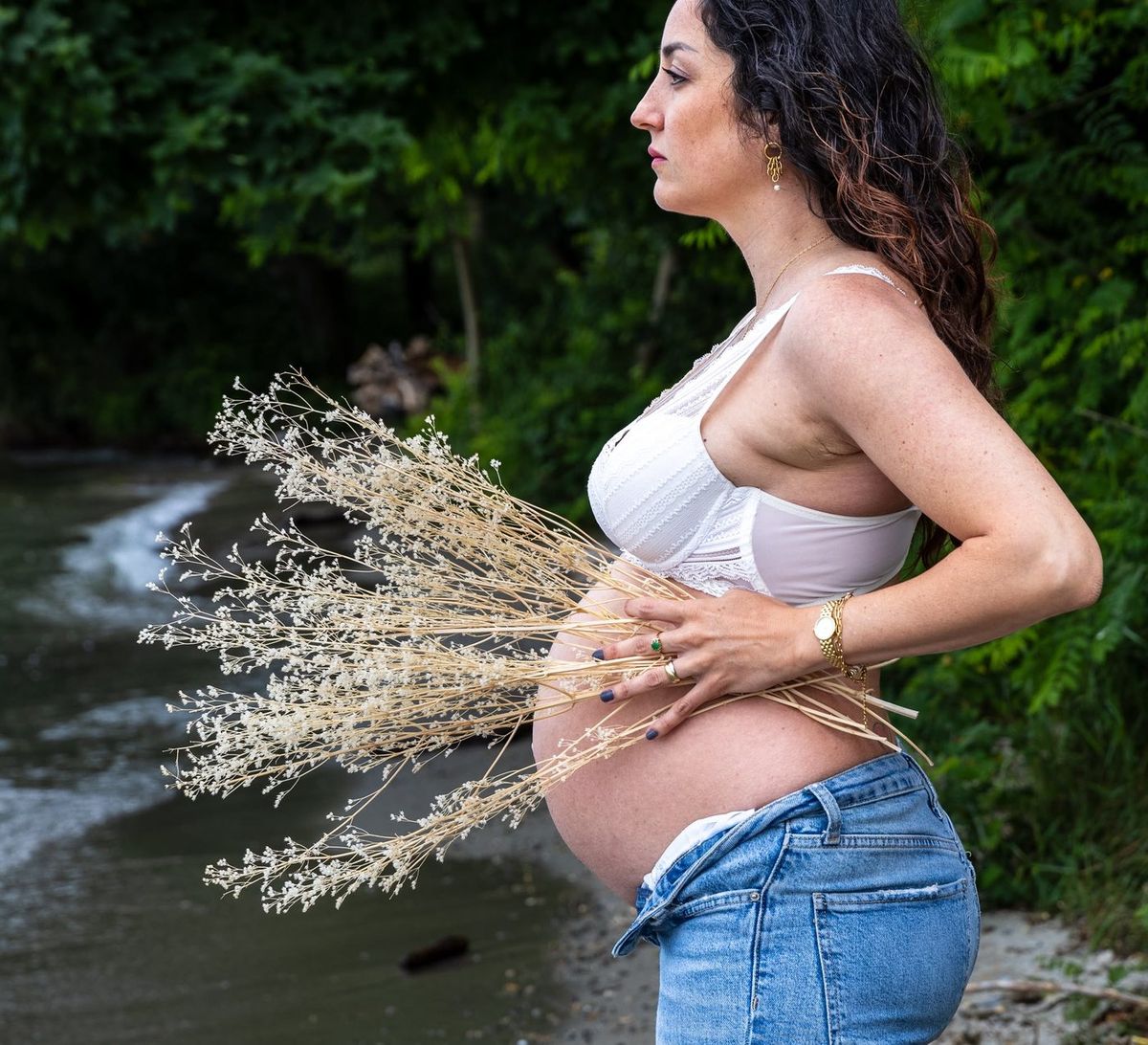 En attendant bébé — future maman au bord de l'eau