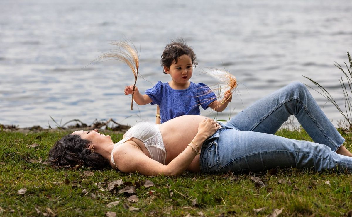 En attendant bébé — maman et enfant au bord du lac