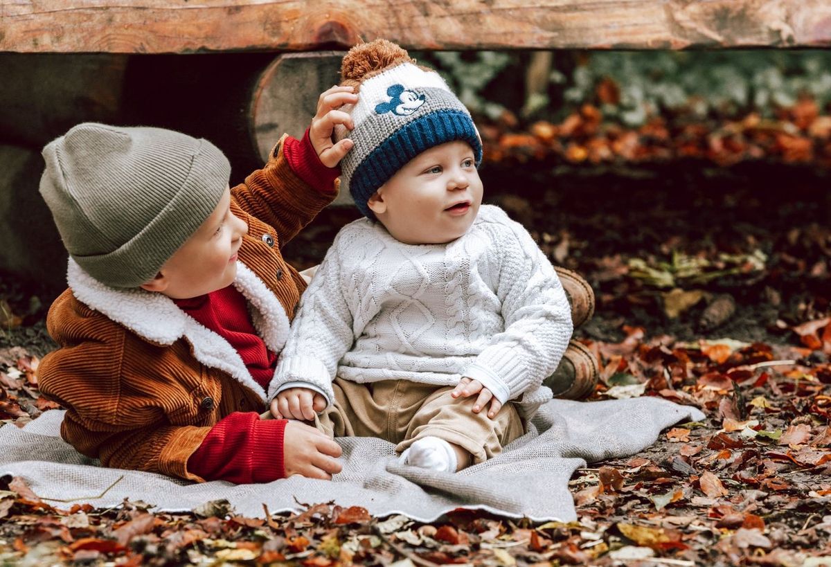 Famille — lifestyle en extérieur, deux enfants complices en automne