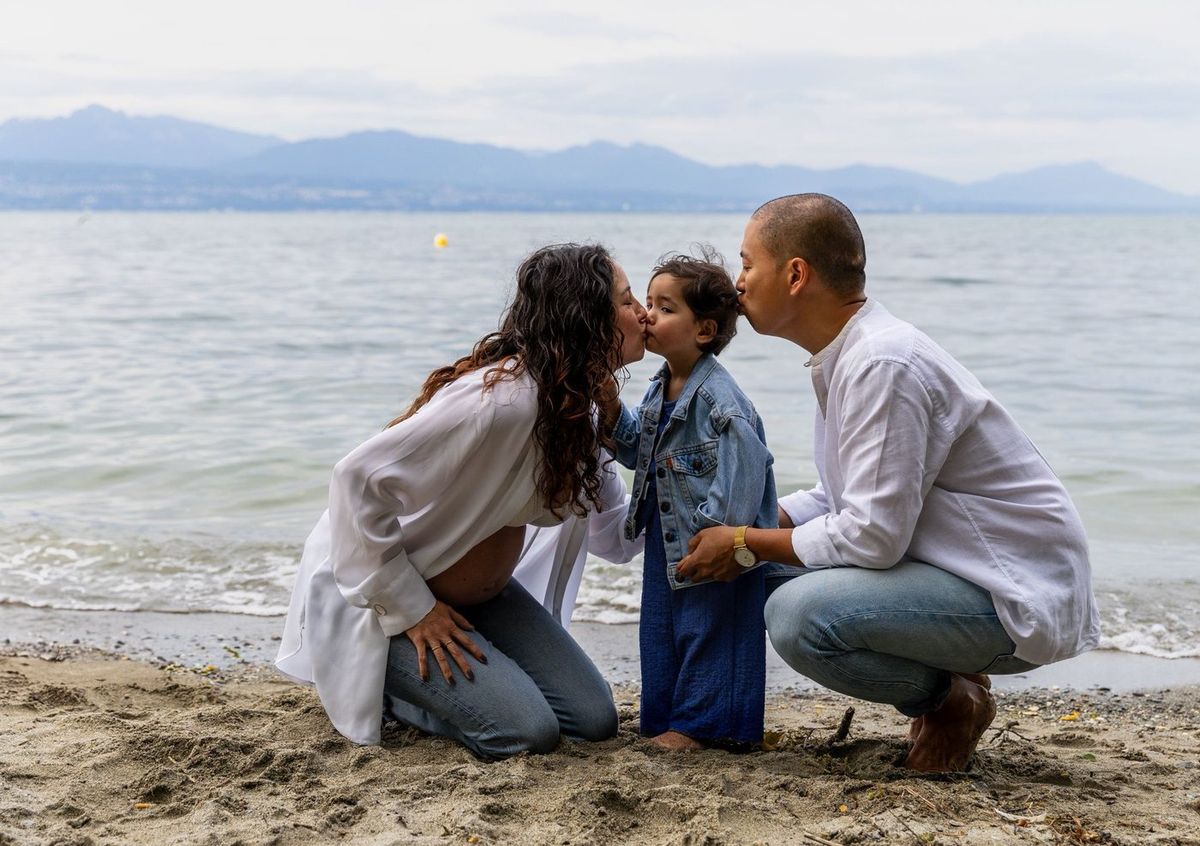 Famille — lifestyle en extérieur, bisou à l'enfant au bord du lac
