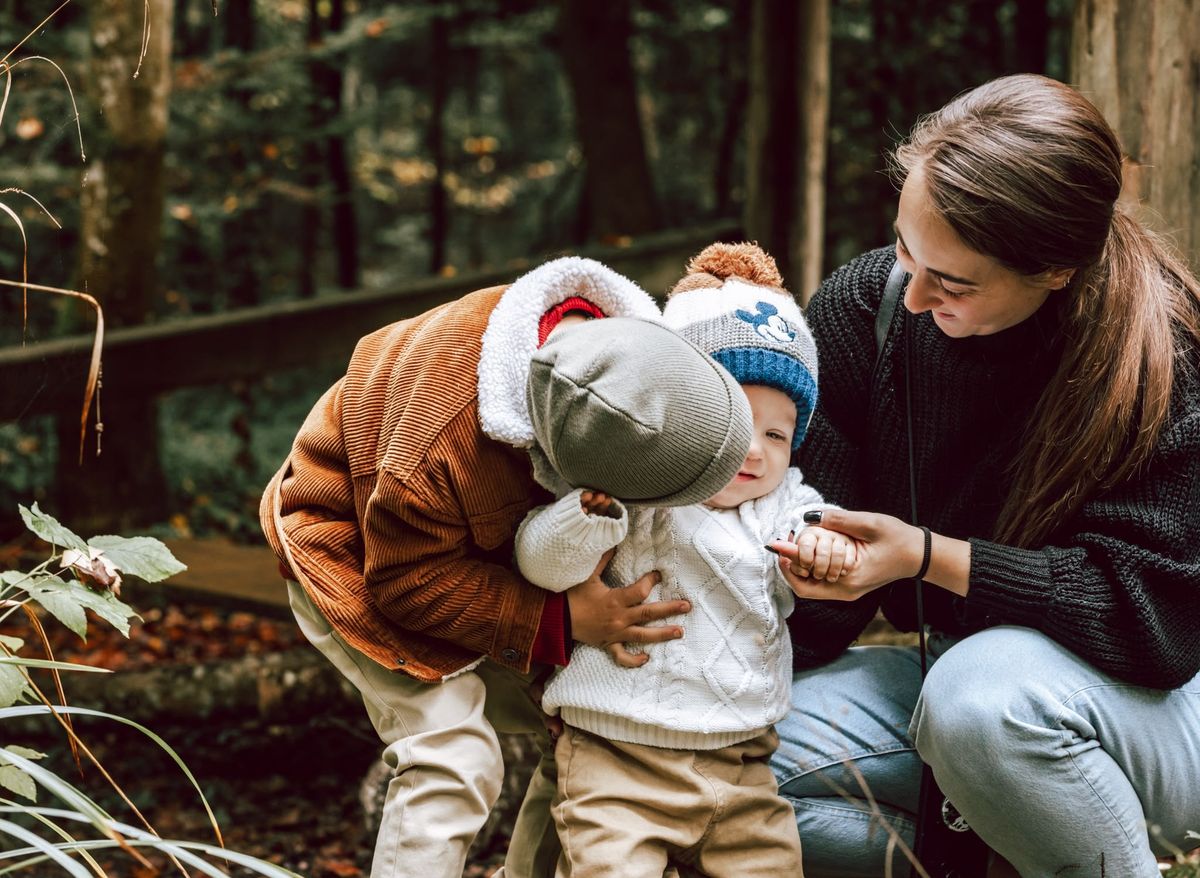 Famille — lifestyle en extérieur, maman et ses deux enfants en forêt d'automne