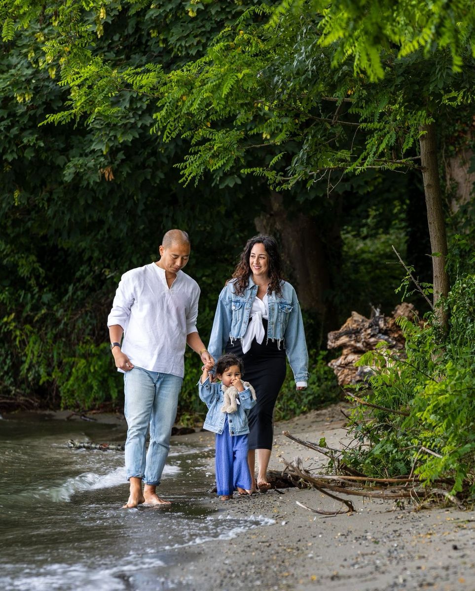 Famille — lifestyle en extérieur, balade en famille au bord de l'eau