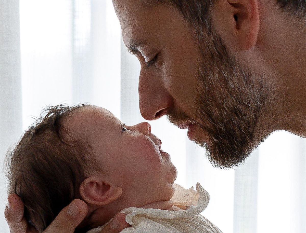 Famille — lifestyle en intérieur, papa et enfant