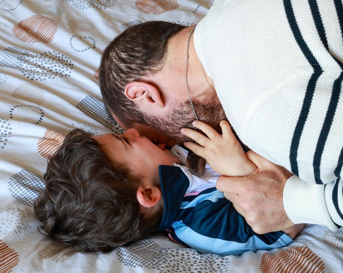 Famille — lifestyle en intérieur, papa et enfant sur le lit