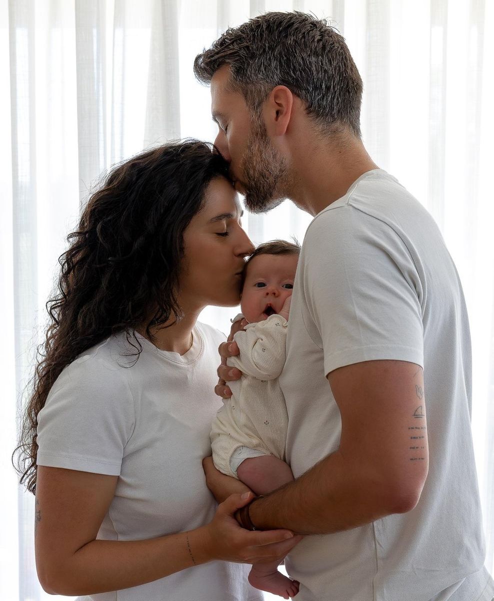 Famille — lifestyle en intérieur, parents et nouveau-né