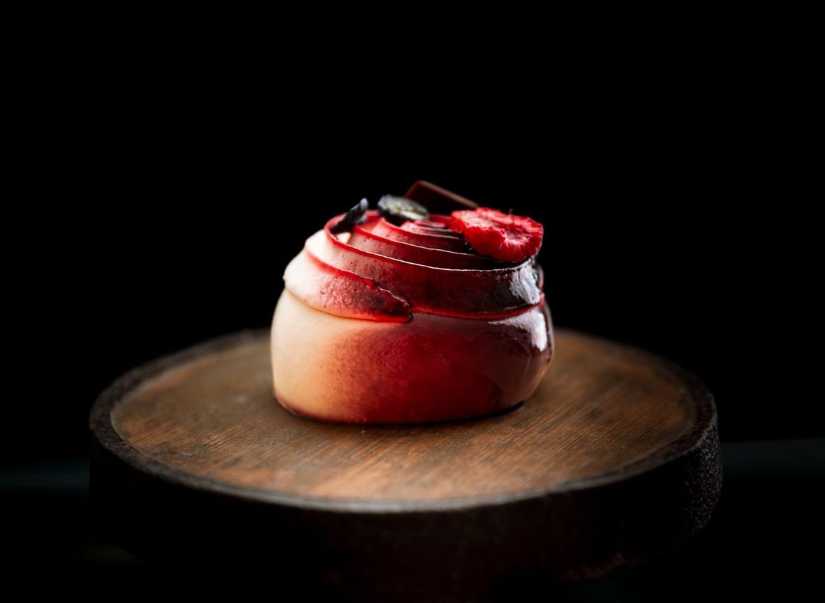 Gastronomie — entremets fruits rouges et framboise, fond noir