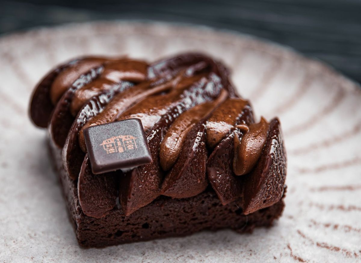 Gastronomie — cake au chocolat et carré signature