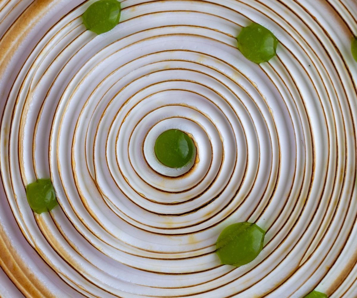 Gastronomie — tarte spirale et points de gel vert