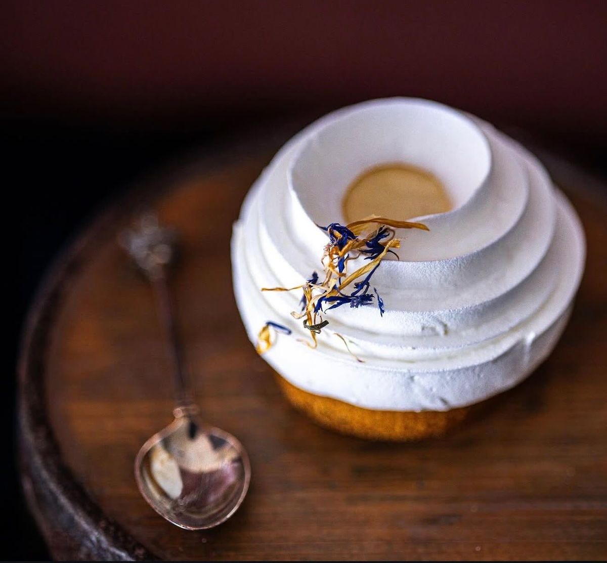 Gastronomie — dessert crème montée et fleurs séchées