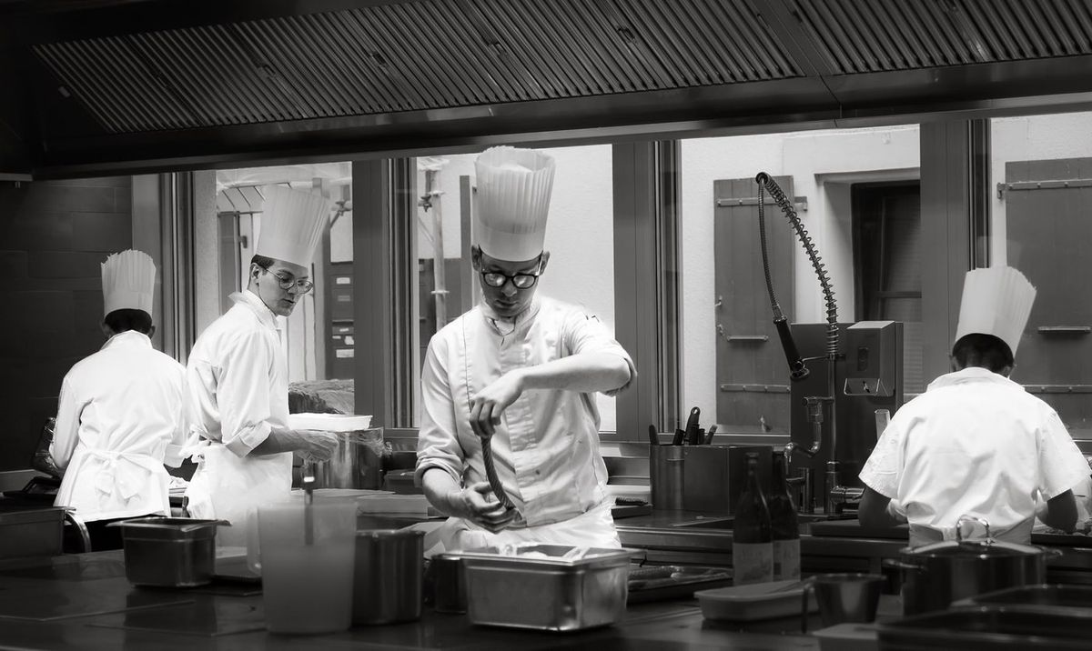 Gastronomie — brigade de cuisine au travail, noir et blanc