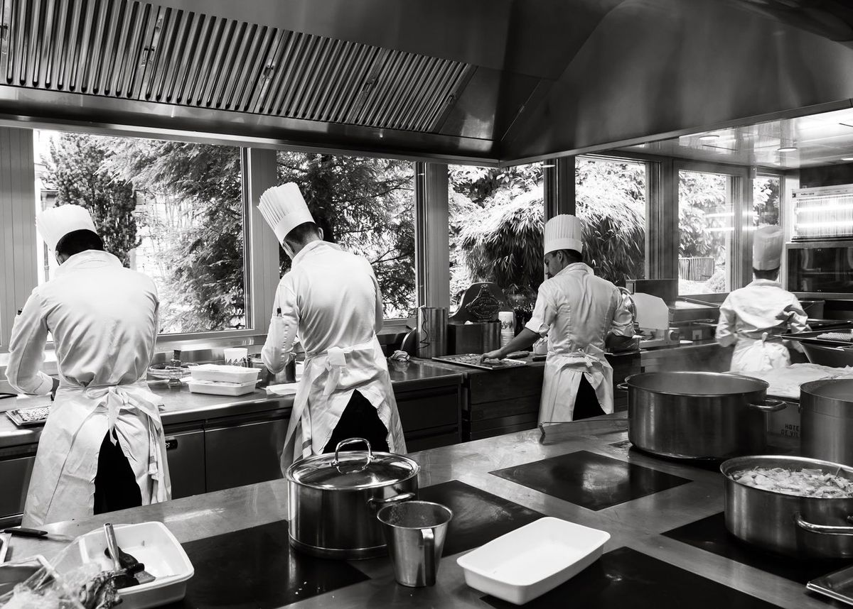 Gastronomie — cuisiniers en pleine préparation face aux fenêtres