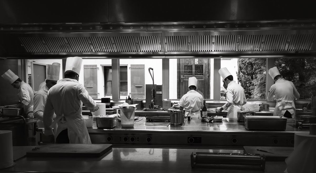 Gastronomie — vue d'ensemble de la cuisine de restaurant