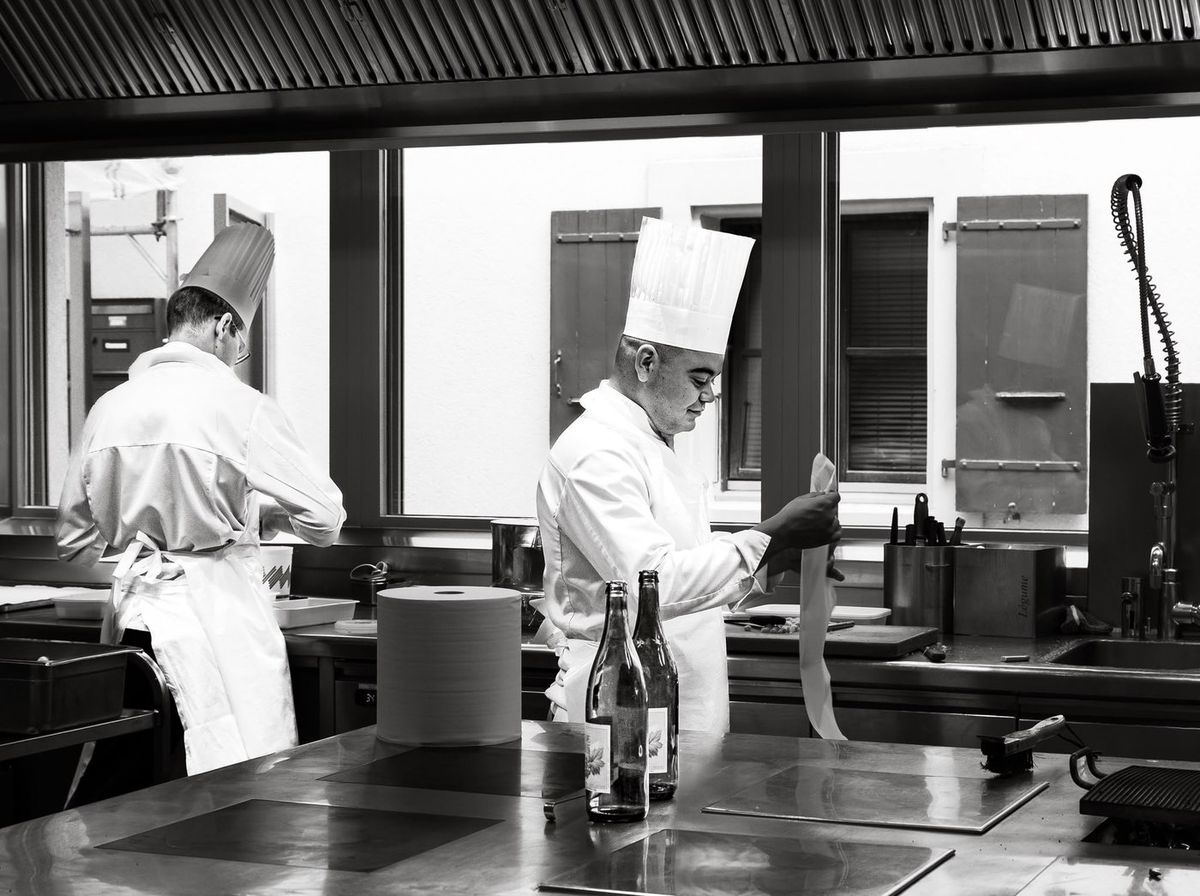 Gastronomie — chef préparant une poche à douille