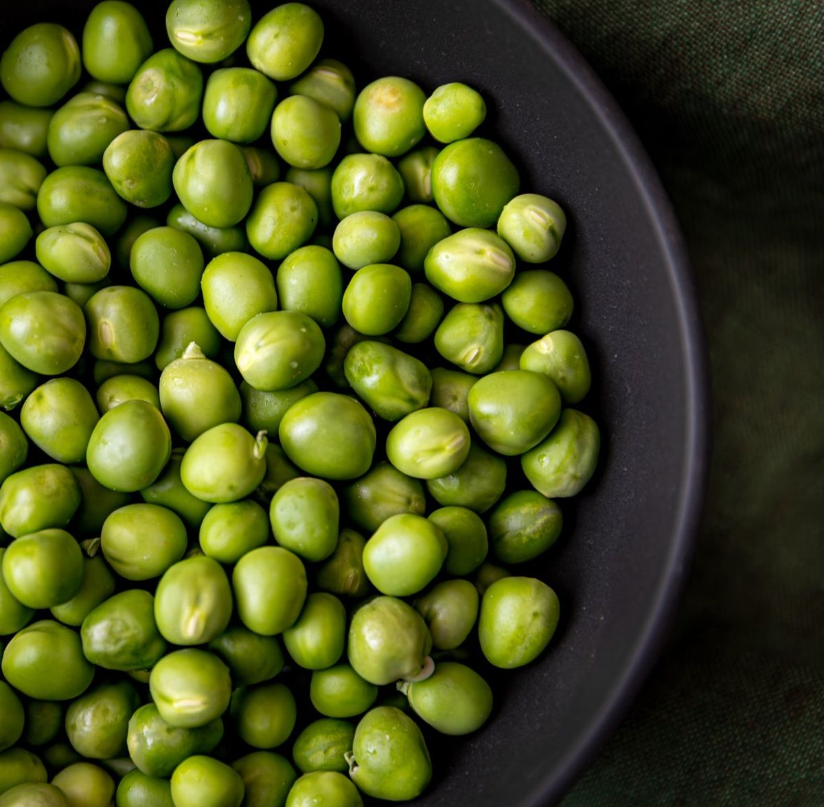 Gastronomie — petits pois frais dans un bol noir