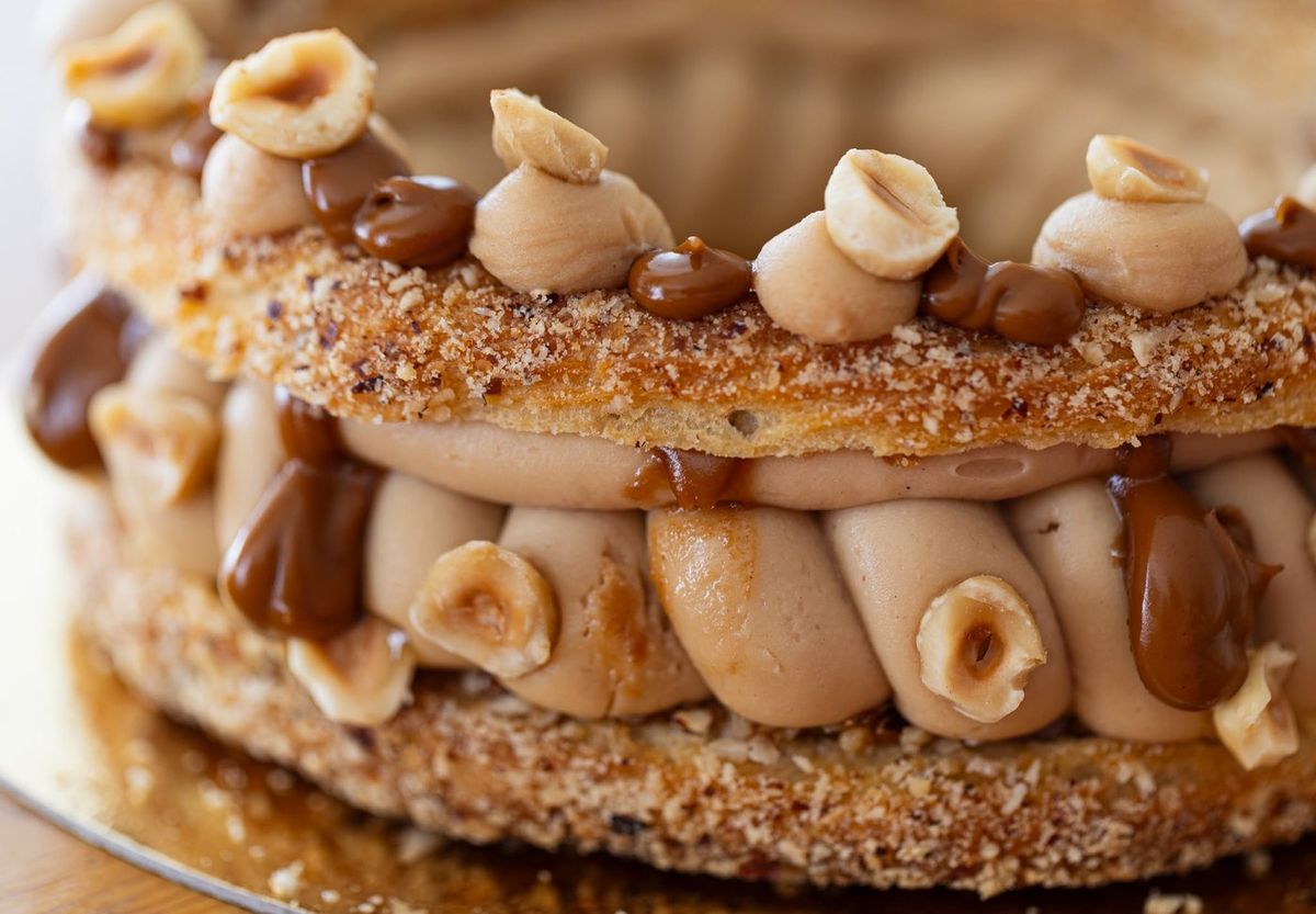 Gastronomie — Paris-Brest praliné aux noisettes en gros plan