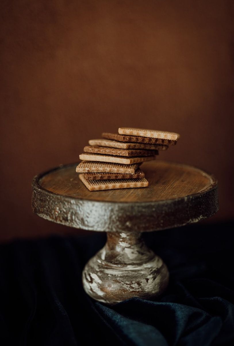 Gastronomie — biscuits fins empilés sur présentoir