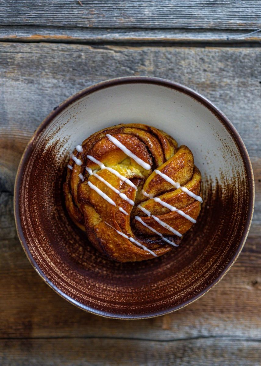 Gastronomie — brioche à la cannelle glacée