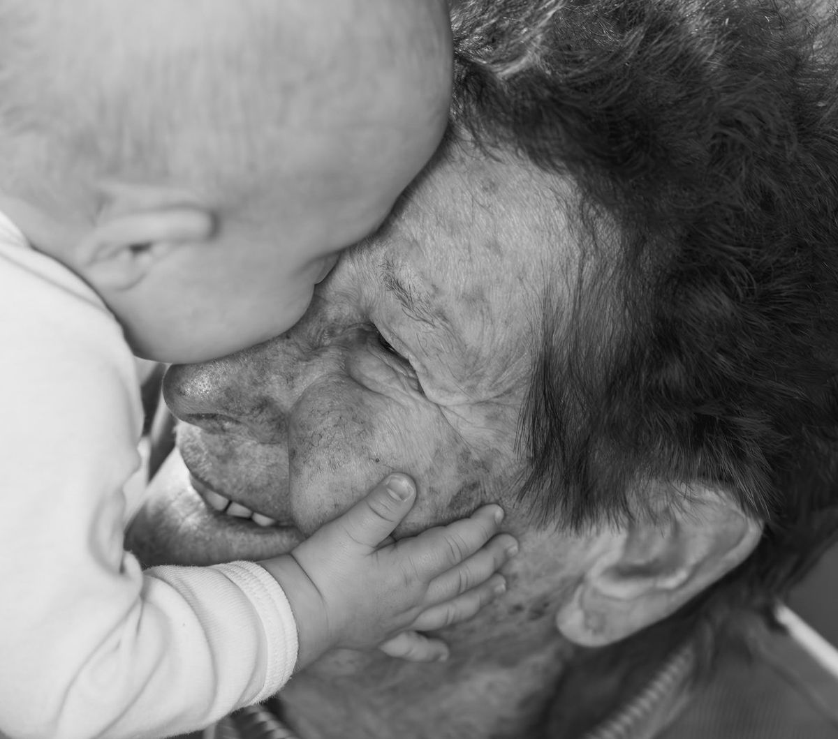 Intergénérationnel — bébé et arrière-grand-père, tendresse