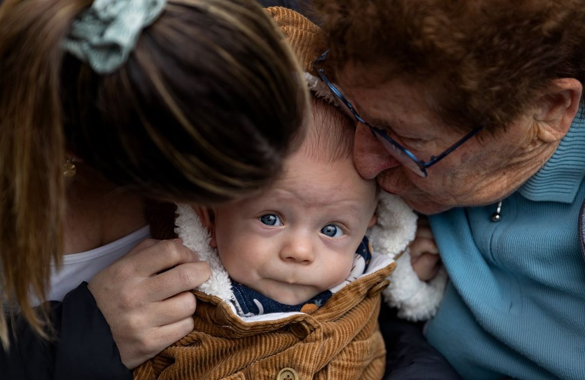 Intergénérationnel — bébé entouré de sa maman et son arrière-grand-mère