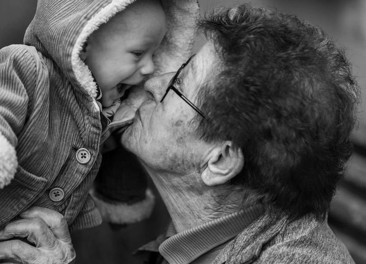 Intergénérationnel — bisou d'arrière-grand-père au bébé