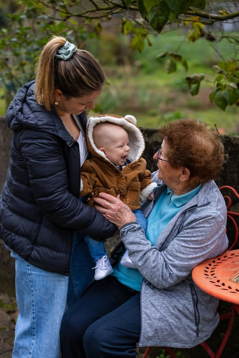 Intergénérationnel — trois générations au jardin