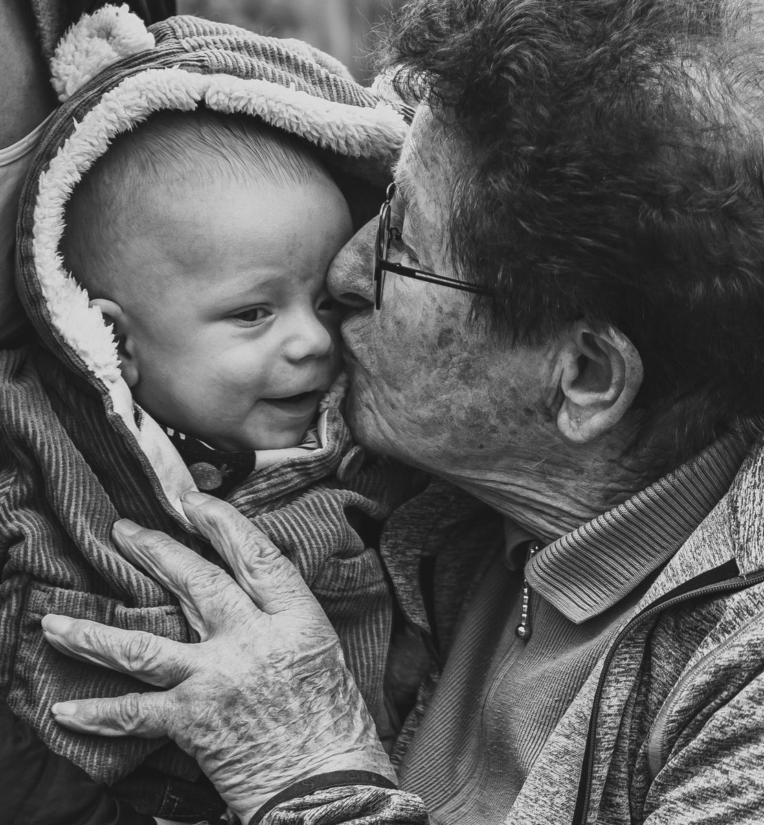 Intergénérationnel — bisou complice au bébé
