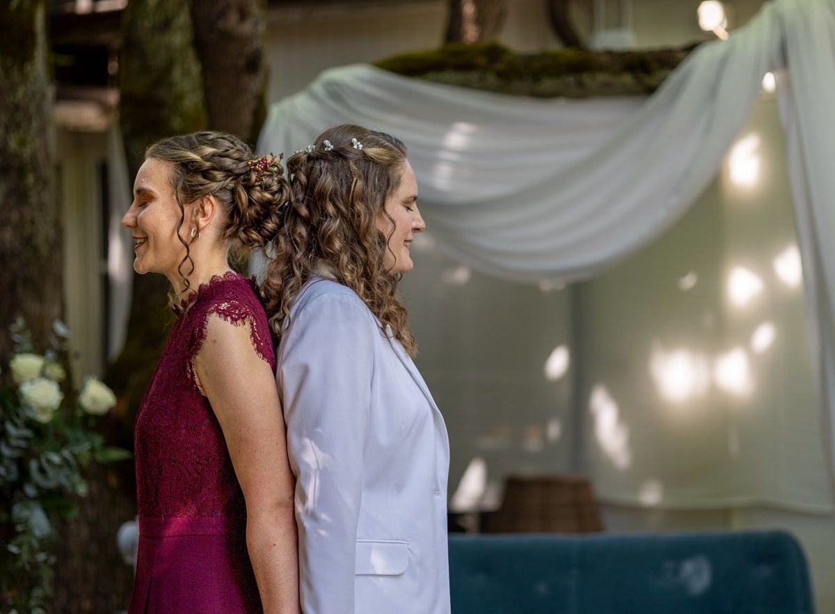 Mariage — séquence émotion, deux mariées dos à dos
