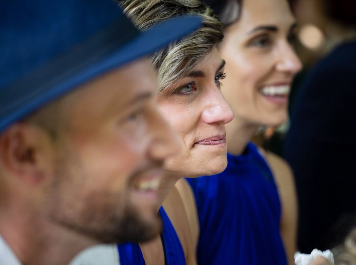 Mariage — séquence émotion, regards complices des invités