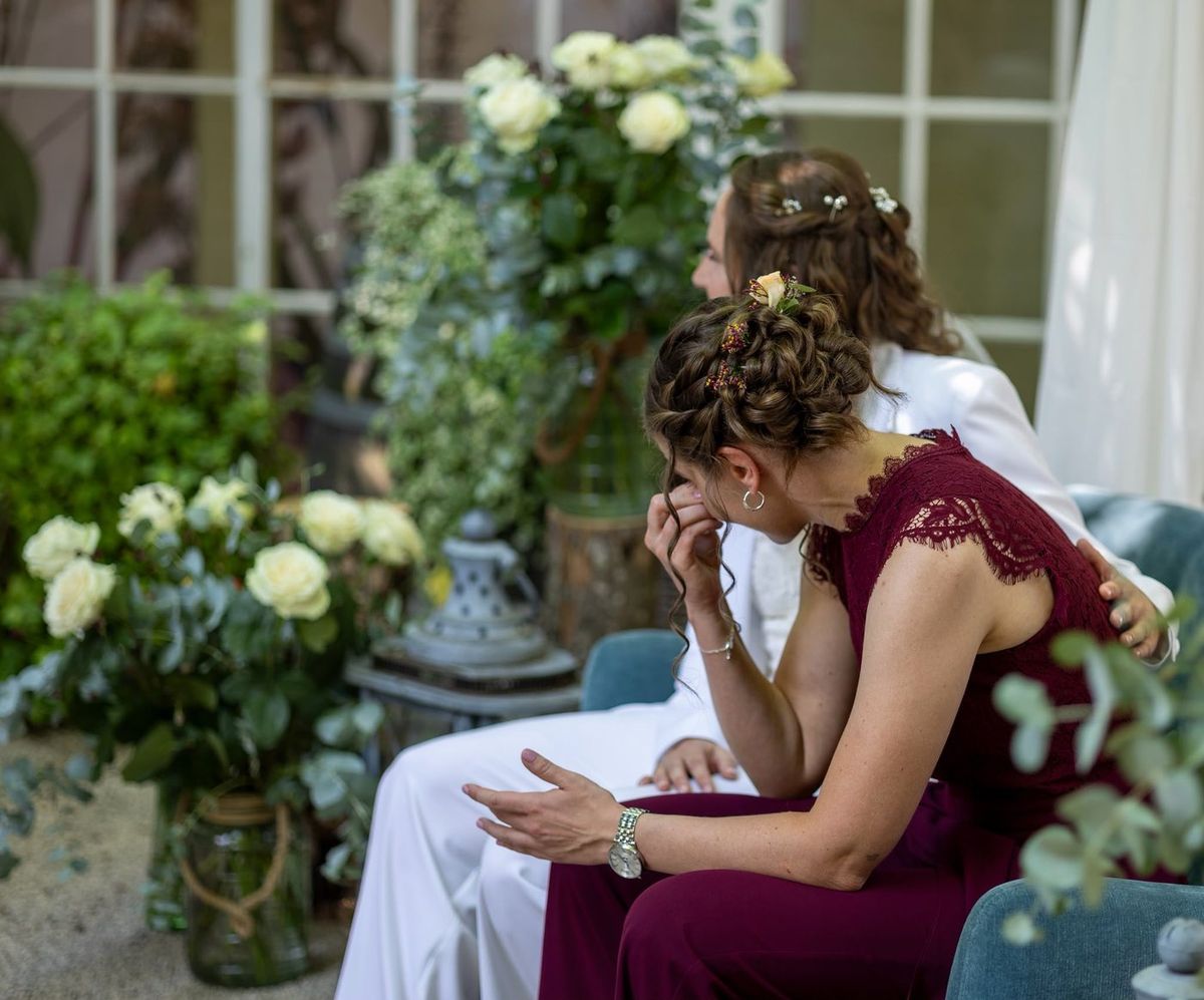 Mariage — séquence émotion, invitée émue près des fleurs