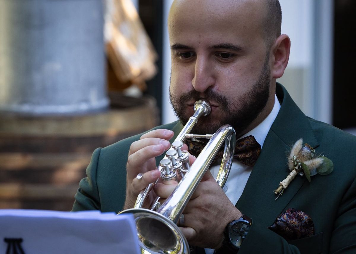 Mariage — séquence émotion, trompettiste en costume vert