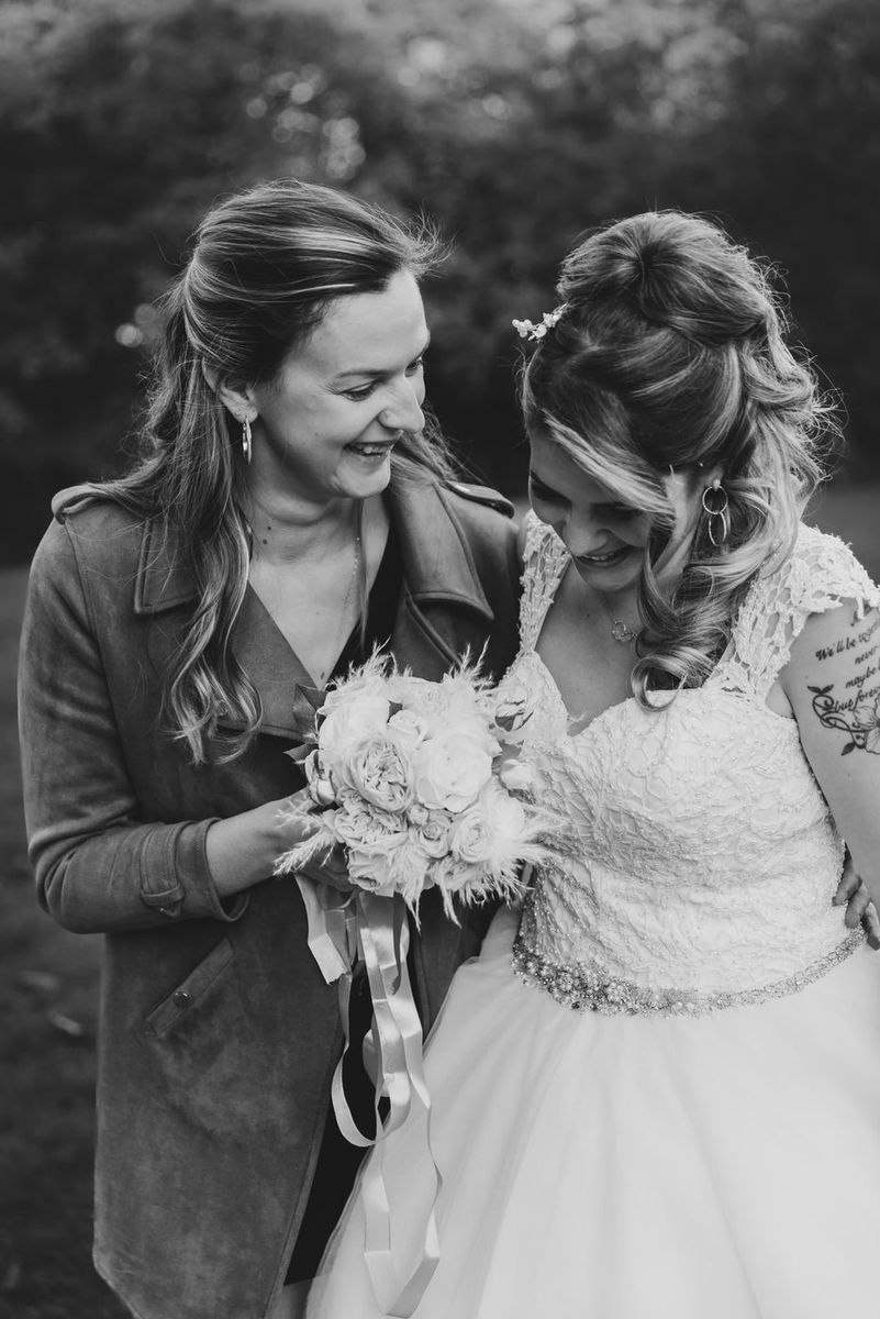 Mariage — séquence émotion, la mariée et une proche complices