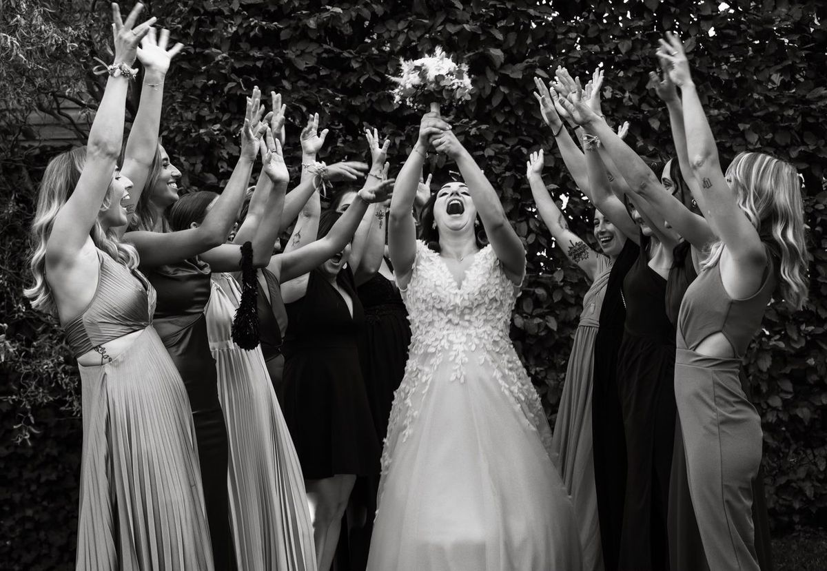 Mariage — séquence émotion, lancer du bouquet