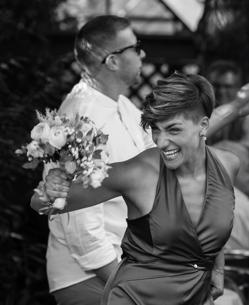 Mariage — séquence émotion, invitée joyeuse qui attrape le bouquet
