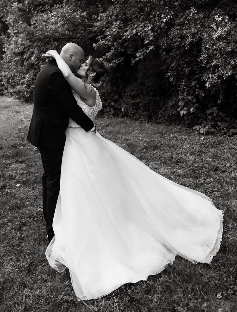 Mariage — first look, baiser des mariés en noir et blanc