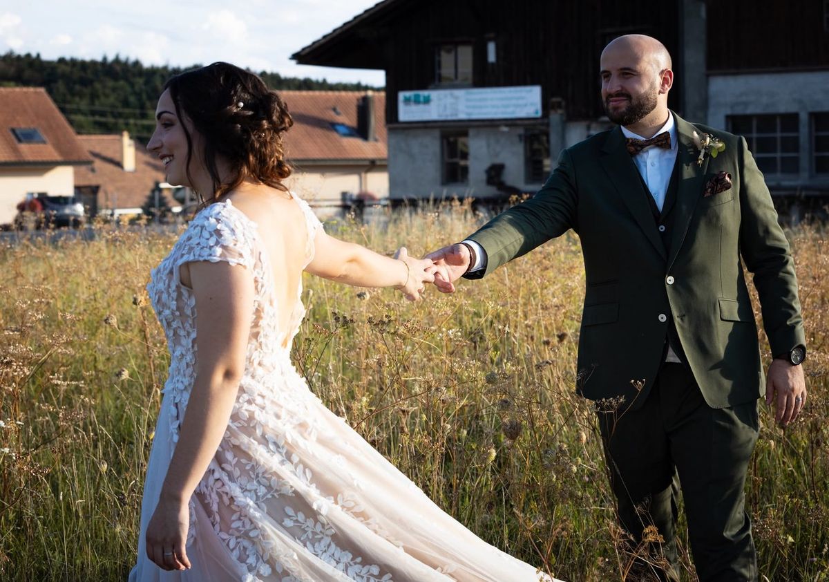 Mariage — first look, la mariée guide le marié par la main