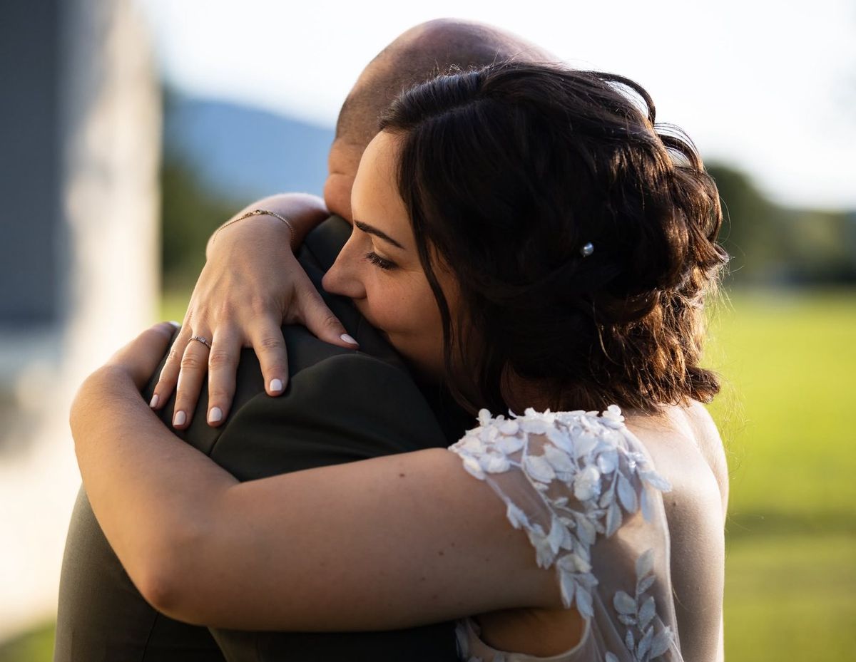 Mariage — first look, étreinte des mariés au soleil