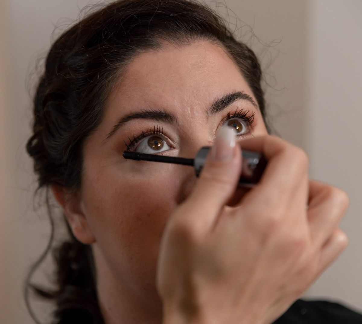 Mariage — préparatifs, maquillage des yeux de la mariée