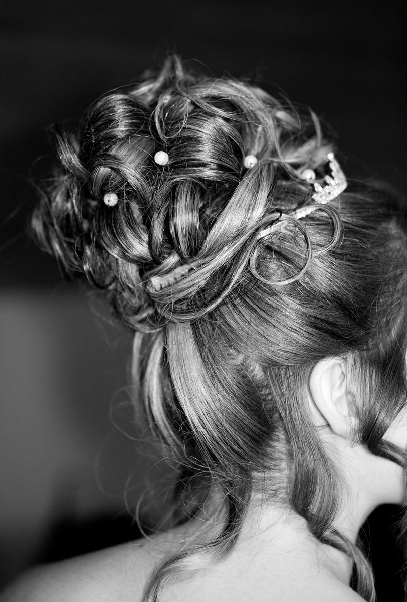 Mariage — préparatifs, chignon et bijoux de la mariée