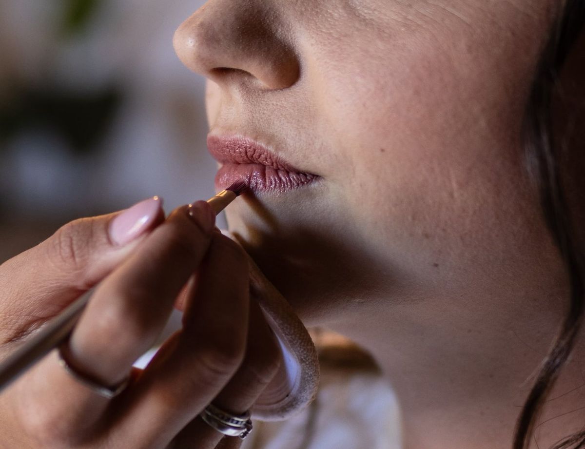 Mariage — préparatifs, maquillage des lèvres de la mariée
