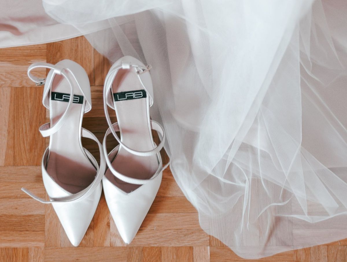 Mariage — préparatifs, escarpins et voile de la mariée